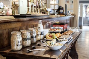 Daily English breakfast (GBP 13.5 per person) - The Princess Royal (Farnham)