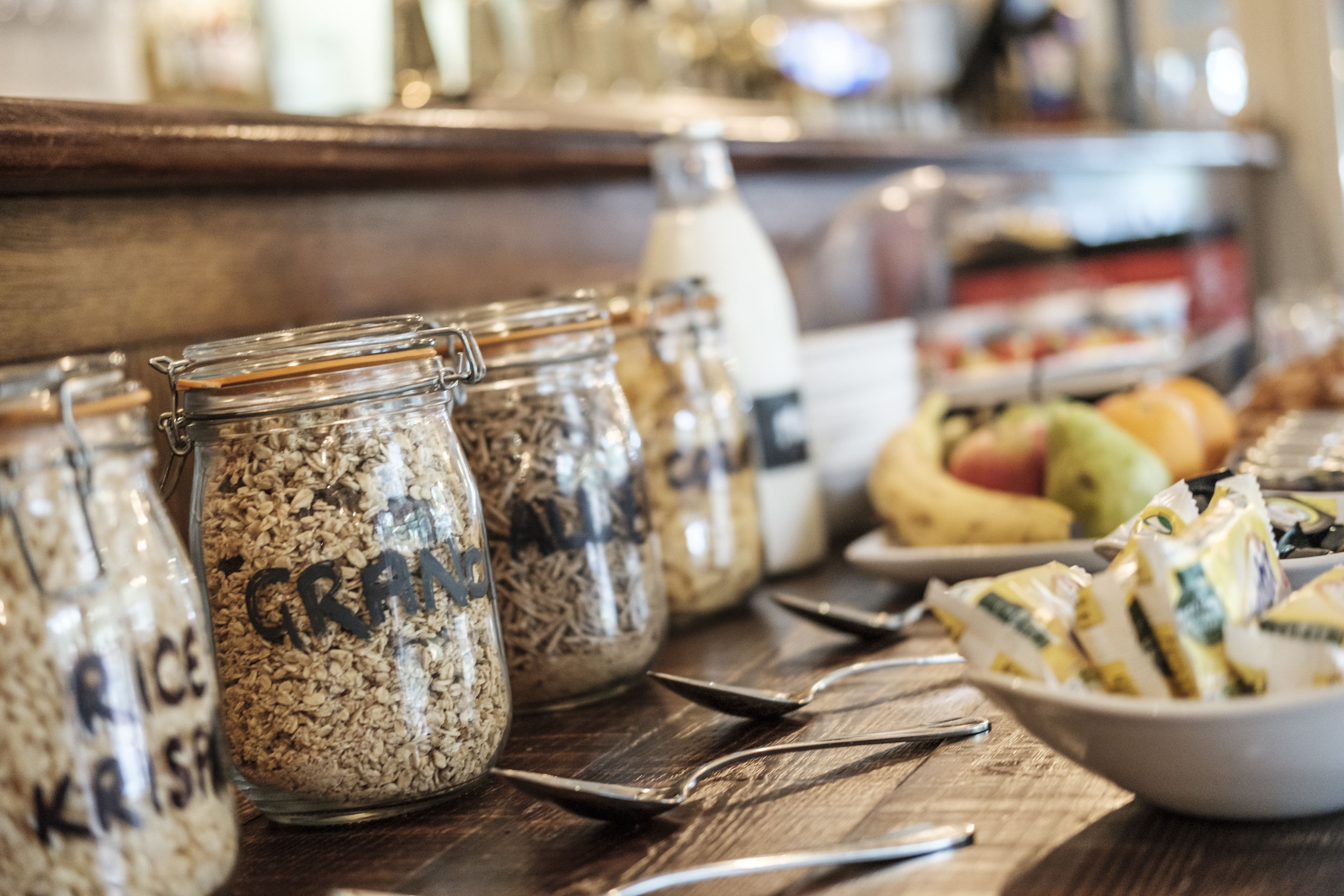 Un bufé de desayuno con diversos alimentos y utensilios.