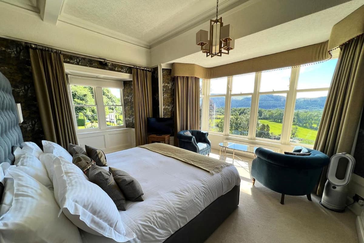 Superior Room, 1 King Bed, Mountain View