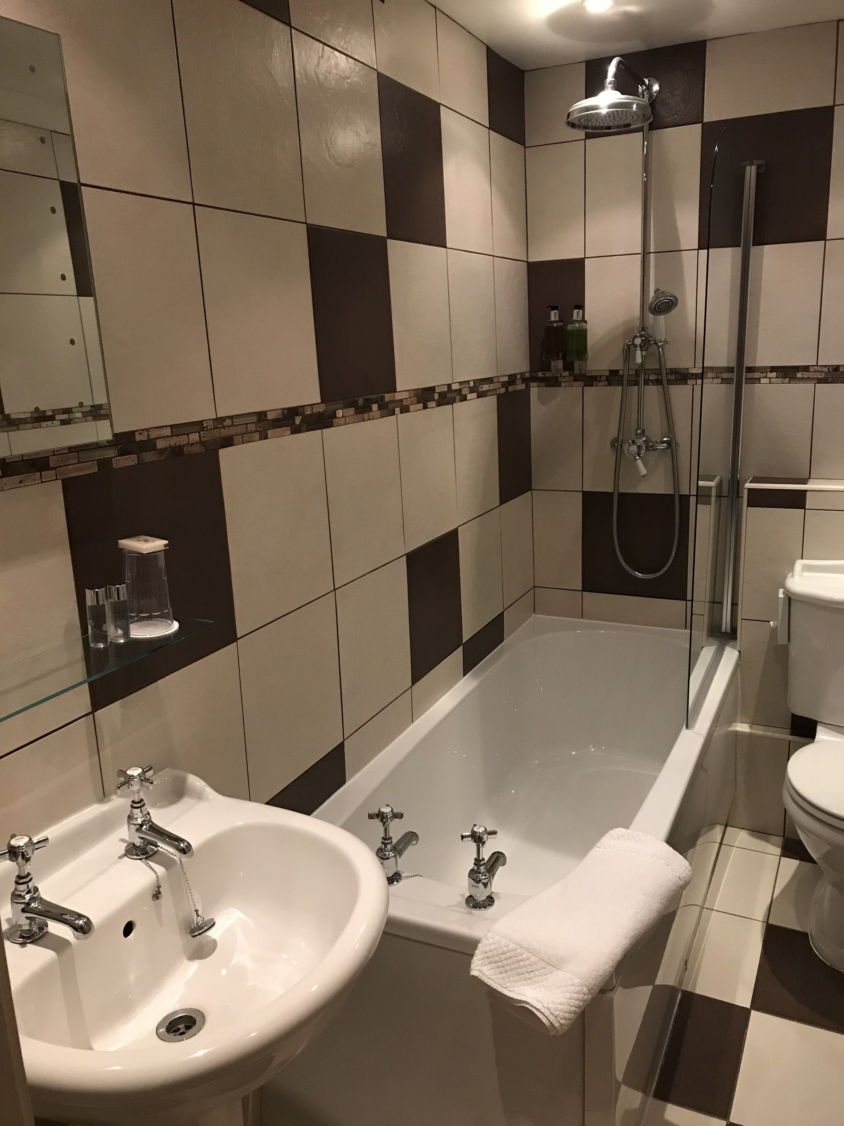 classic twin room, 2 single beds | bathroom | combined shower/bathtub, hair dryer, towels