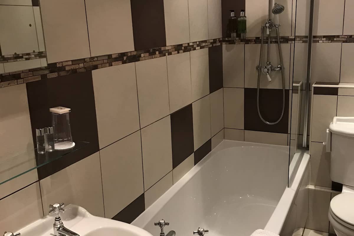 classic twin room, 2 single beds | bathroom | combined shower/bathtub, hair dryer, towels