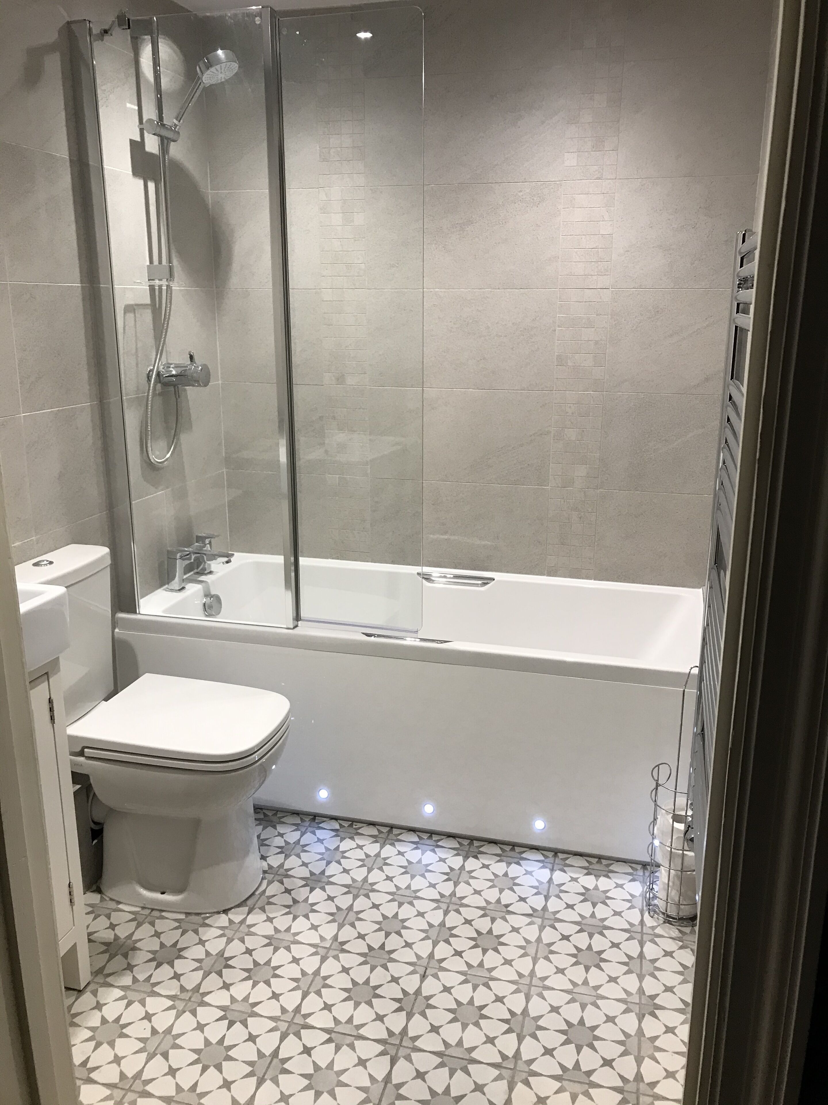 superior room, 1 king bed, mountain view | bathroom | combined shower/bathtub, hair dryer, towels