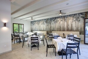 2 restaurantes; se sirve desayuno, almuerzo y cena