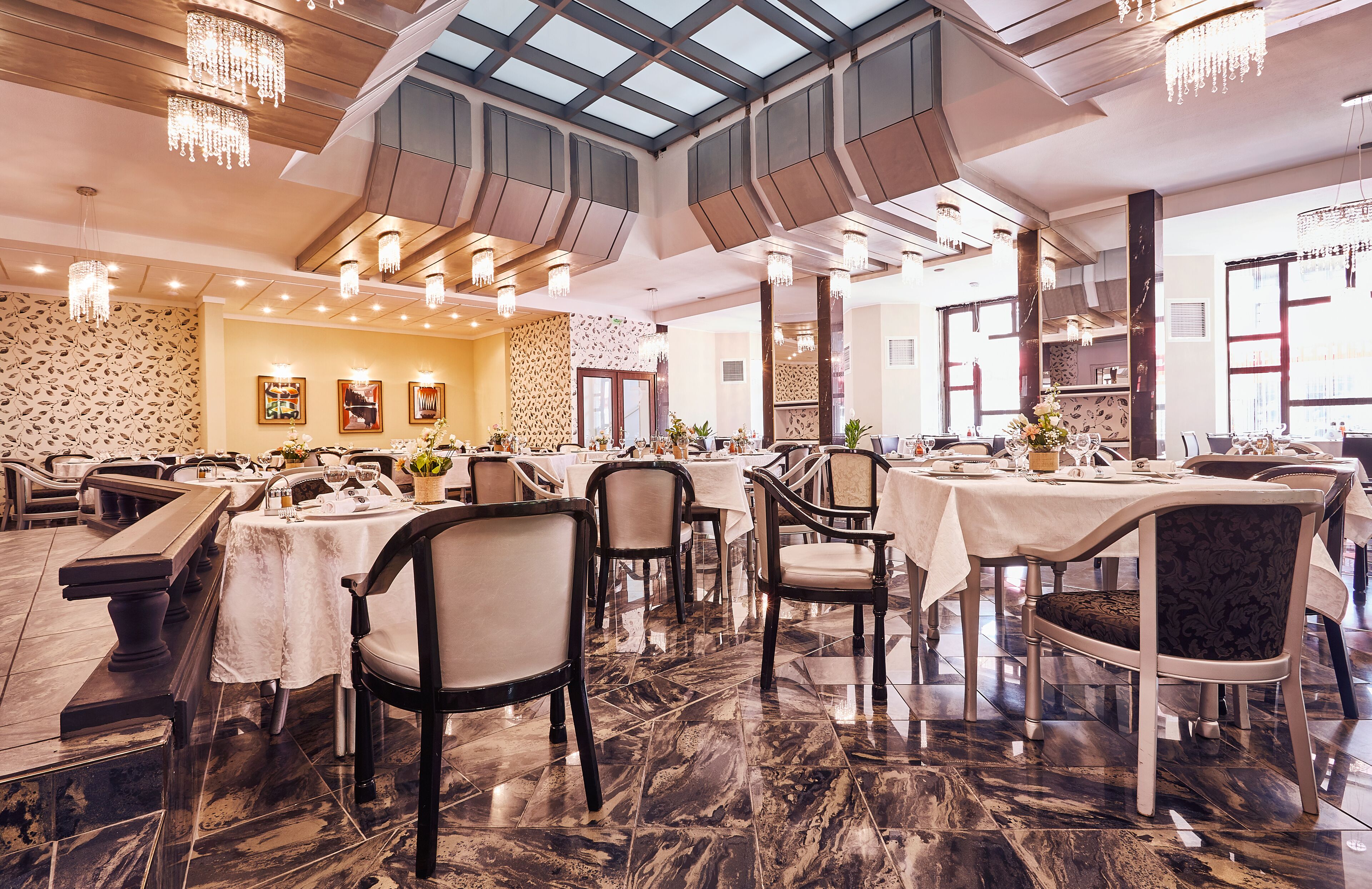 Menyajikan masakan internasional