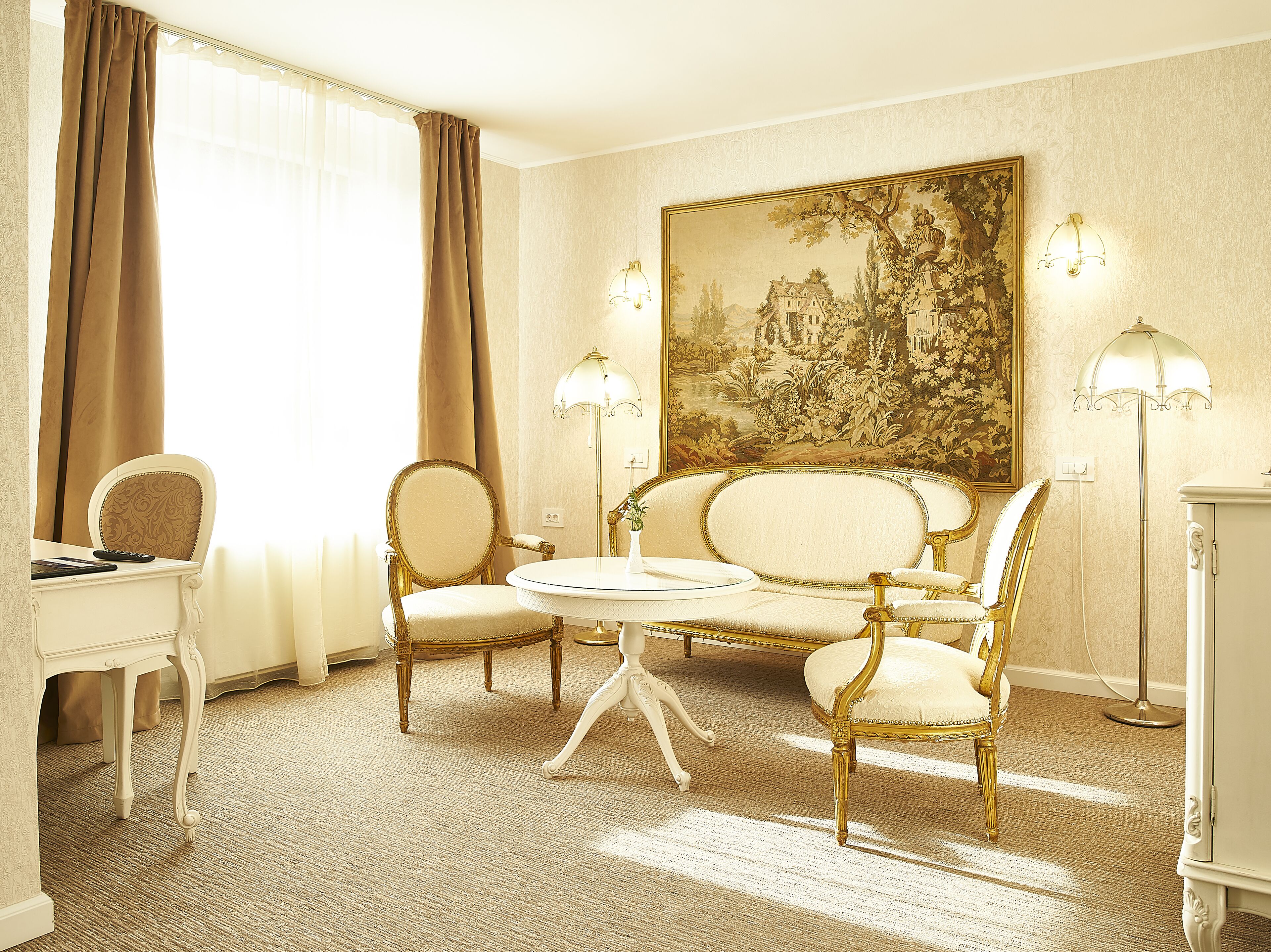 Minibar, coffres-forts dans les chambres, bureau