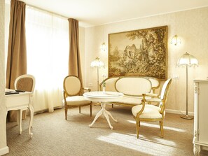 Minibar, caja de seguridad en la habitación y escritorio 