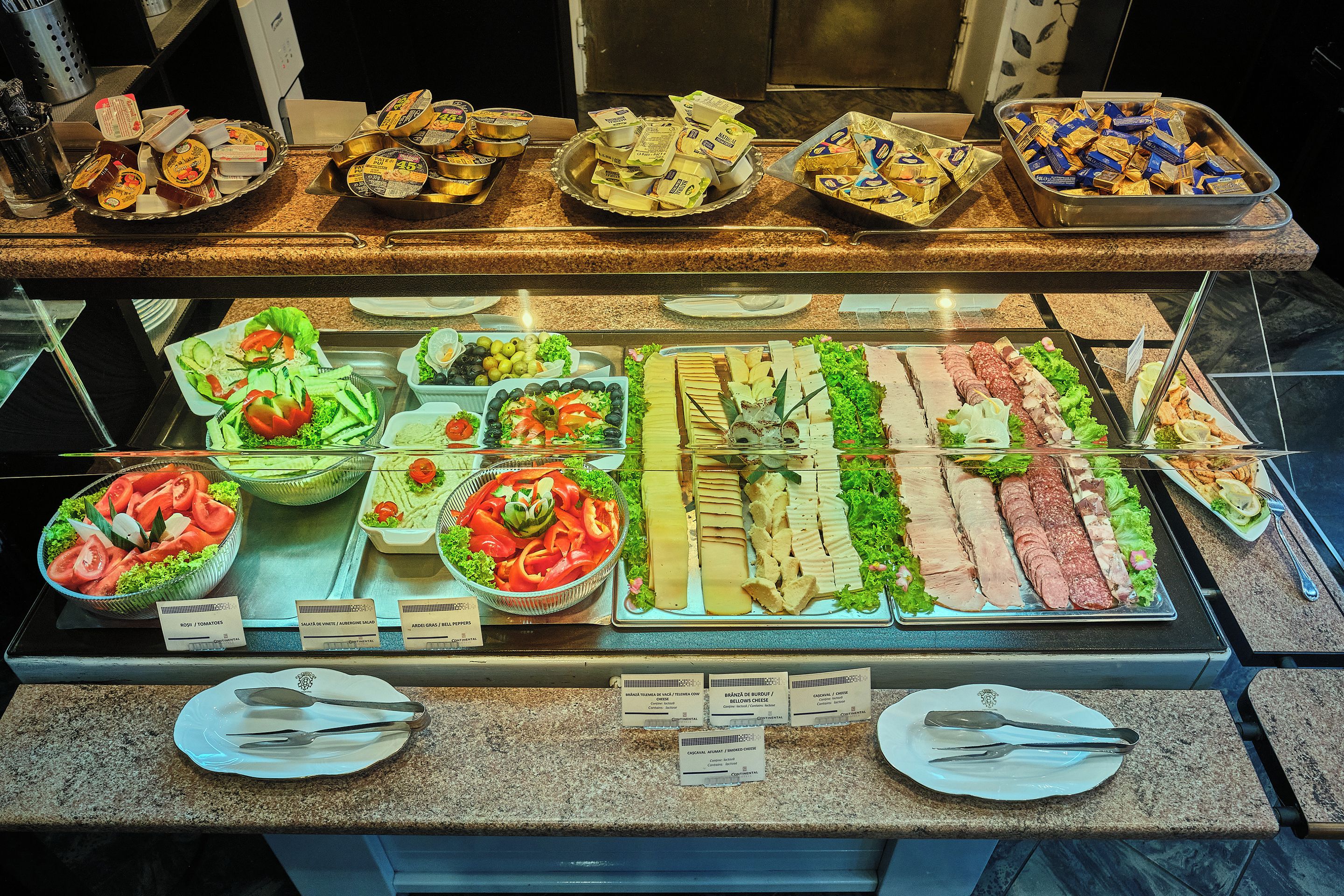 Ein Buffet mit verschiedenen Speisen und Besteck.