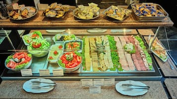 Ein Buffet mit verschiedenen Speisen und Besteck.