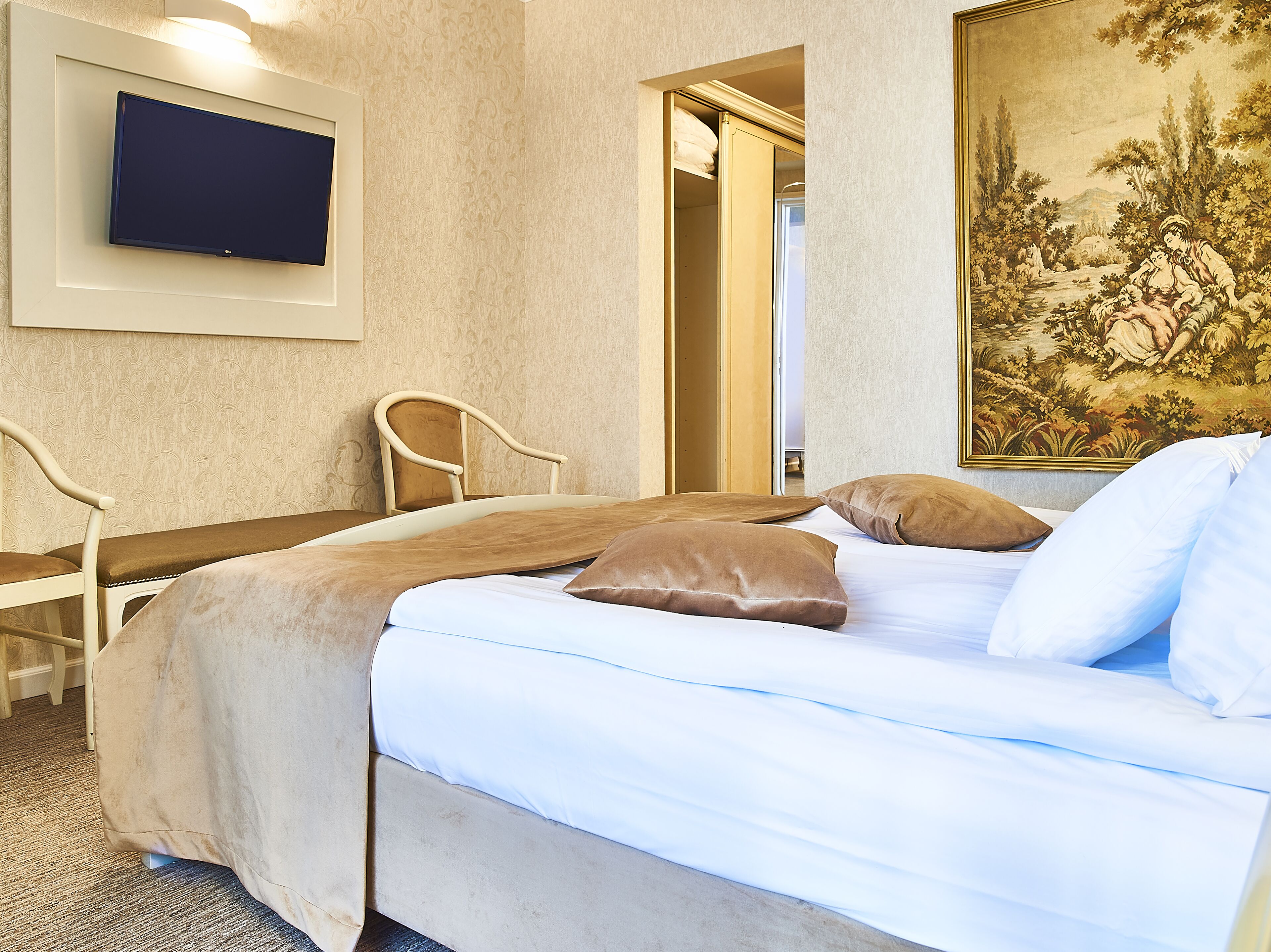 standard suite | 1 bedroom, minibar, in-room safe, desk