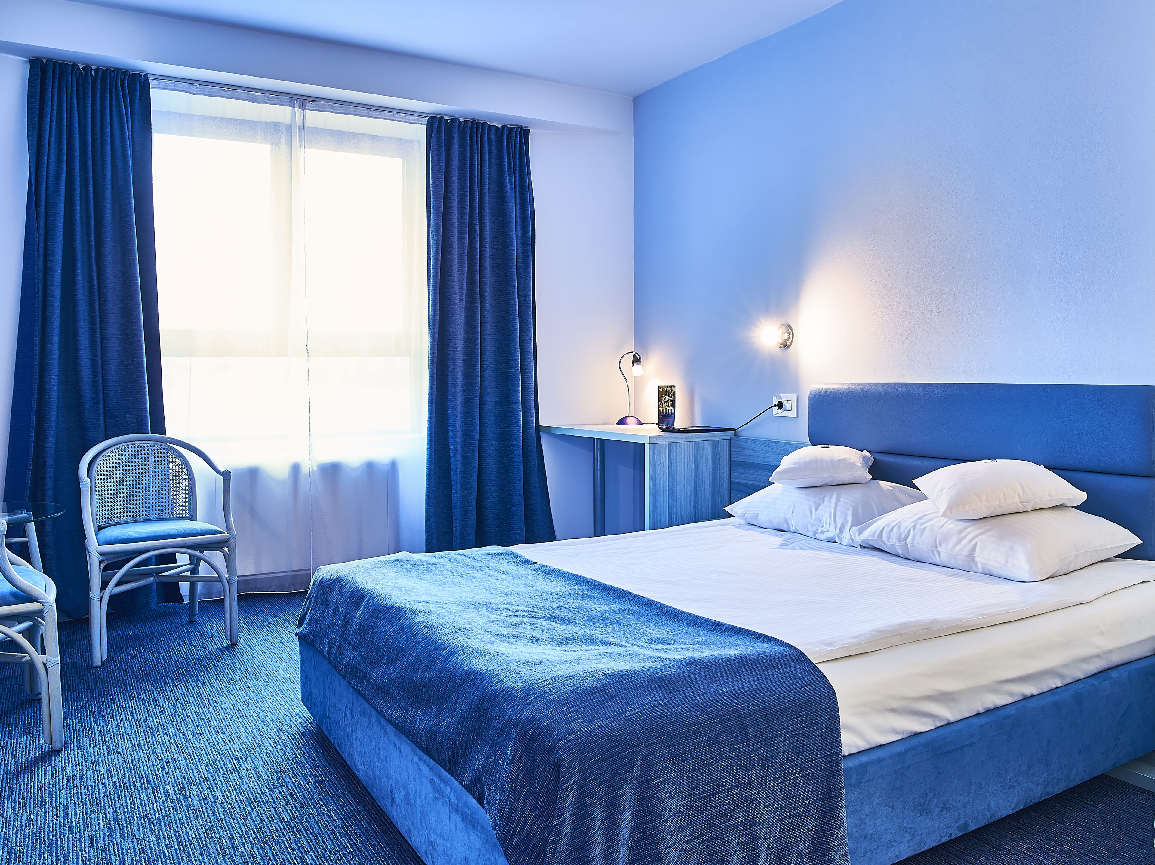 Minibar, coffres-forts dans les chambres, bureau