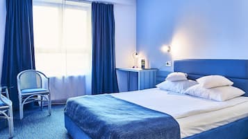 Minibar, coffres-forts dans les chambres, bureau