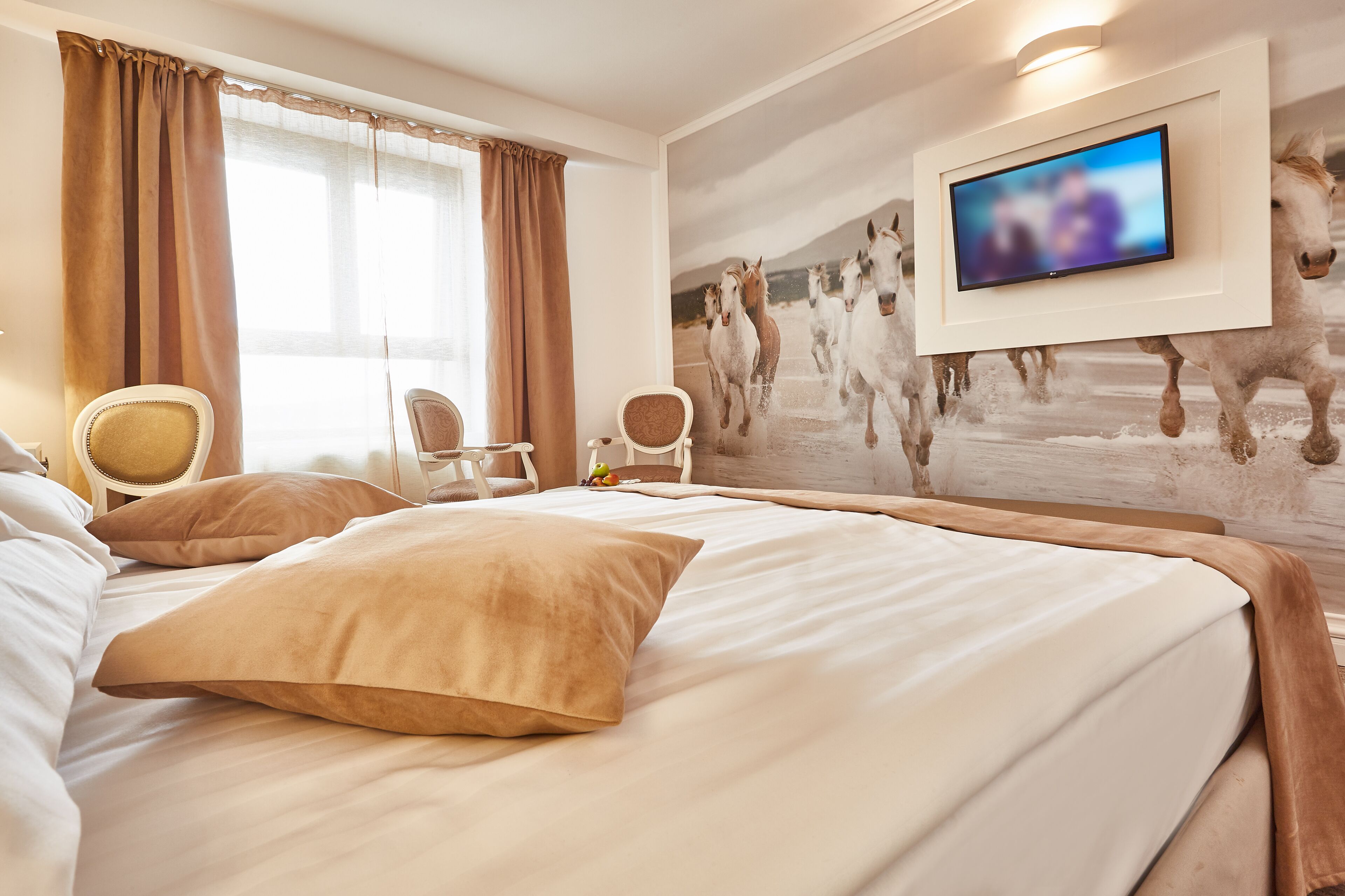 Minibar, coffres-forts dans les chambres, bureau