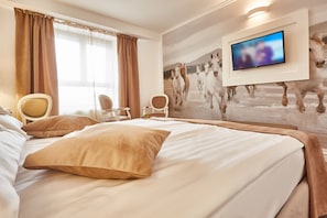 Minibar, in-room safe, desk, laptop workspace - Continental Forum Tirgu Mures (Targu Mures)