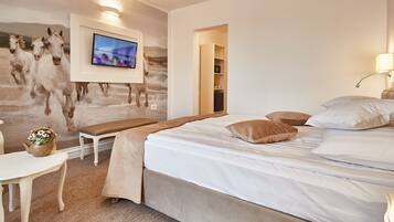 Deluxe Double Room | 1 bedroom, minibar, in-room safe, desk