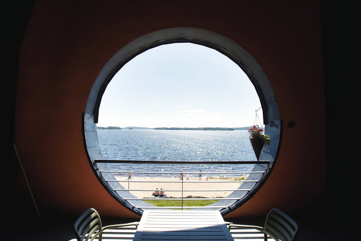 desk, free cots/infant beds, free wifi, bed sheets