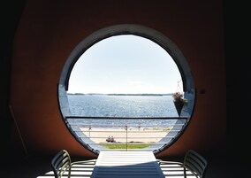 Escrivaninha, berços grátis, Wi-Fi de cortesia, roupa de cama