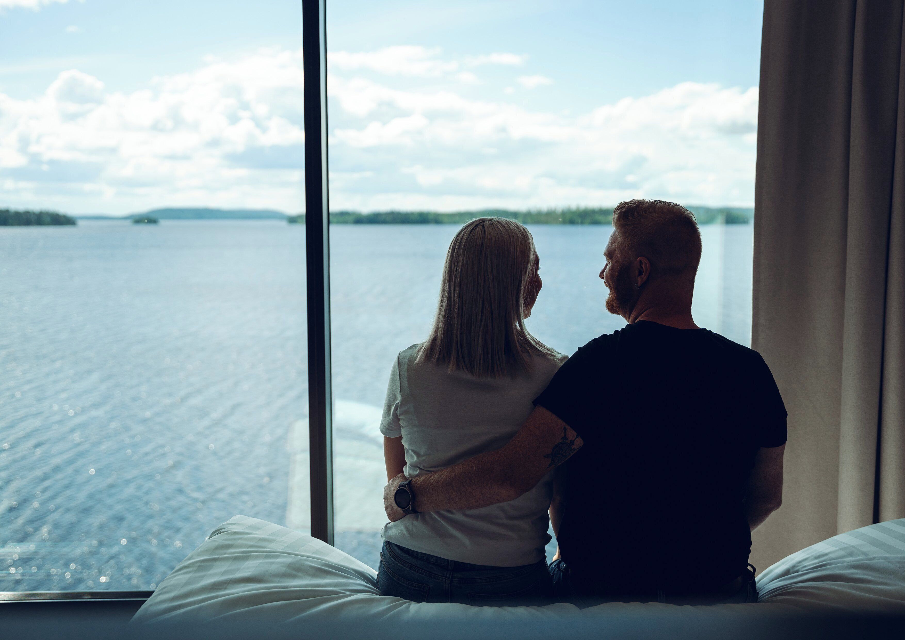 desk, free cots/infant beds, free wifi, bed sheets