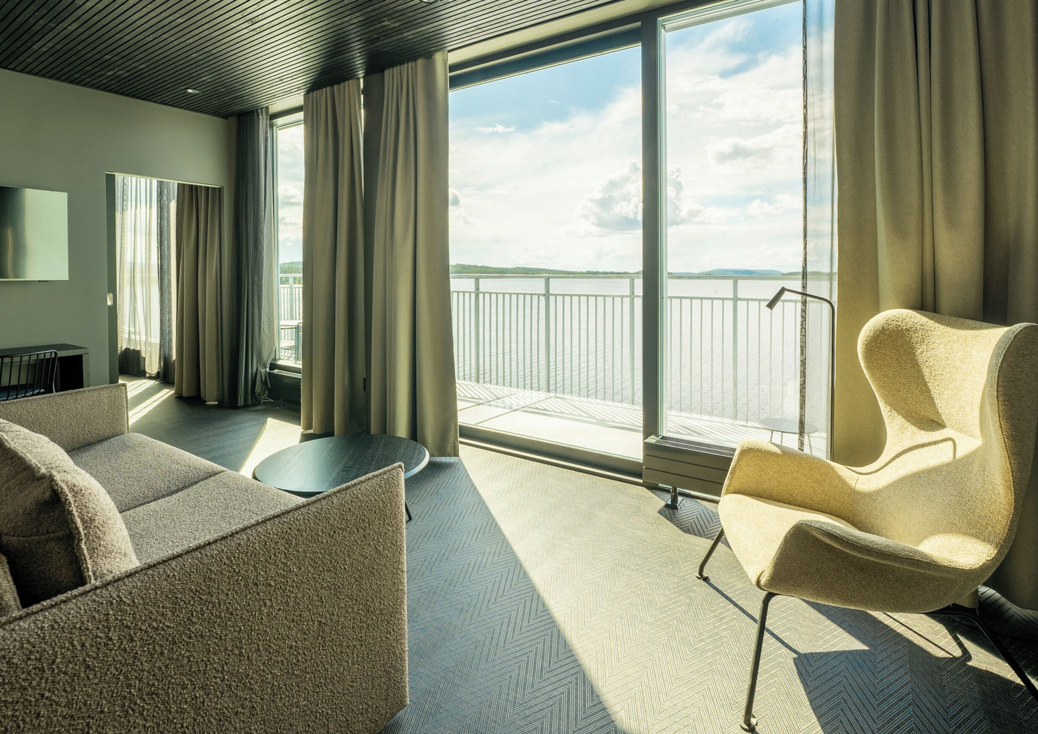 desk, free cots/infant beds, free wifi, bed sheets