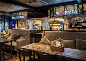 3 restaurants, breakfast, lunch, dinner served; Italian cuisine  - Break Sokos Hotel Bomba (Nurmes)
