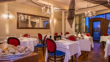 Se sirven desayunos, almuerzos y cenas; cocina francesa