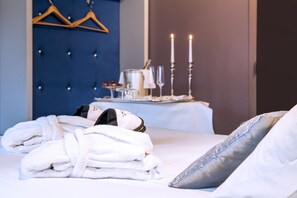 Deluxe Double Room, 1 King Bed | Premium bedding, minibar, individually decorated, individually furnished - Carrion Cuisine Hôtel & Spa (Vire)