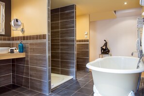 Executive-Suite | Badezimmer | Kostenlose Toilettenartikel, Haartrockner, Bademäntel, Hausschuhe