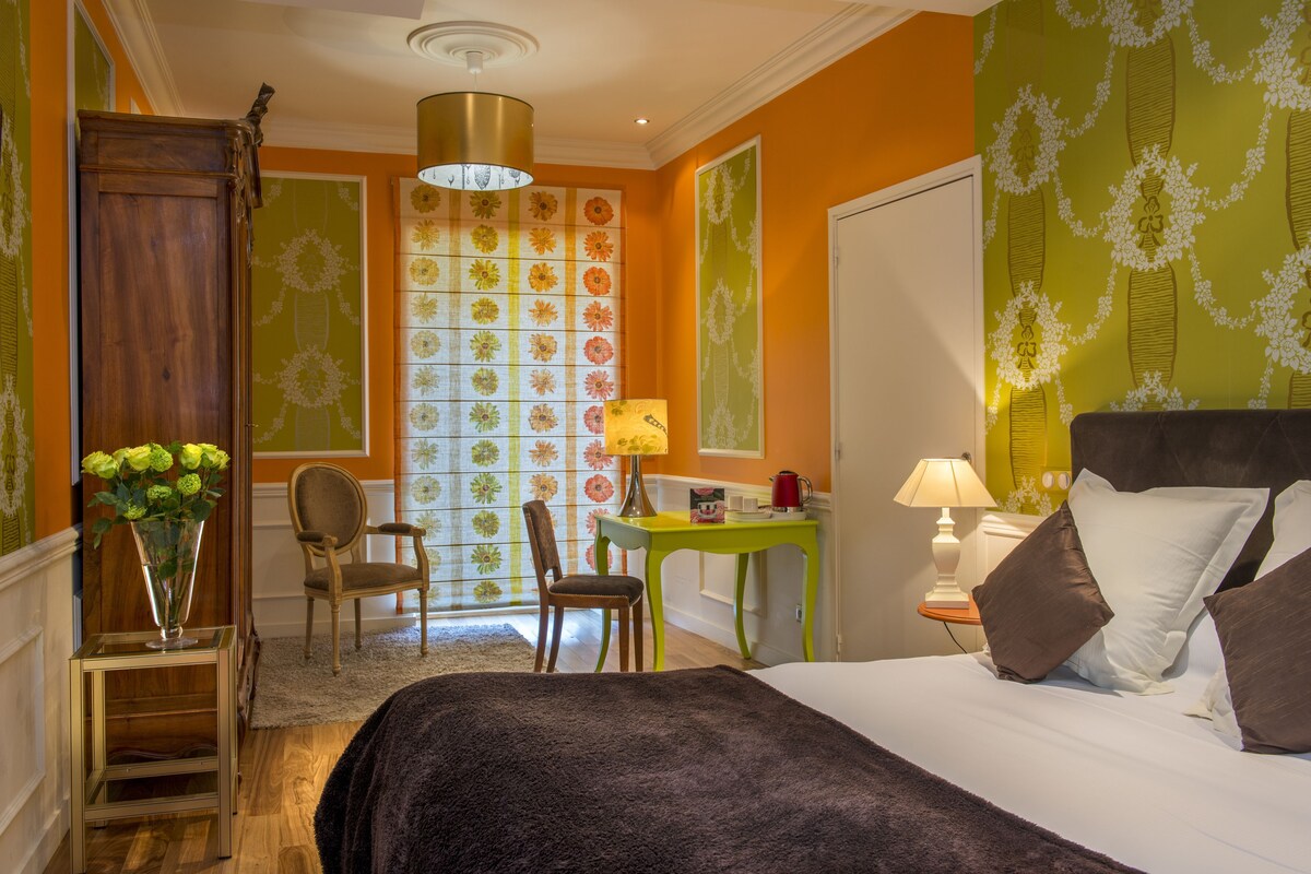 Premium bedding, minibar, desk, blackout drapes