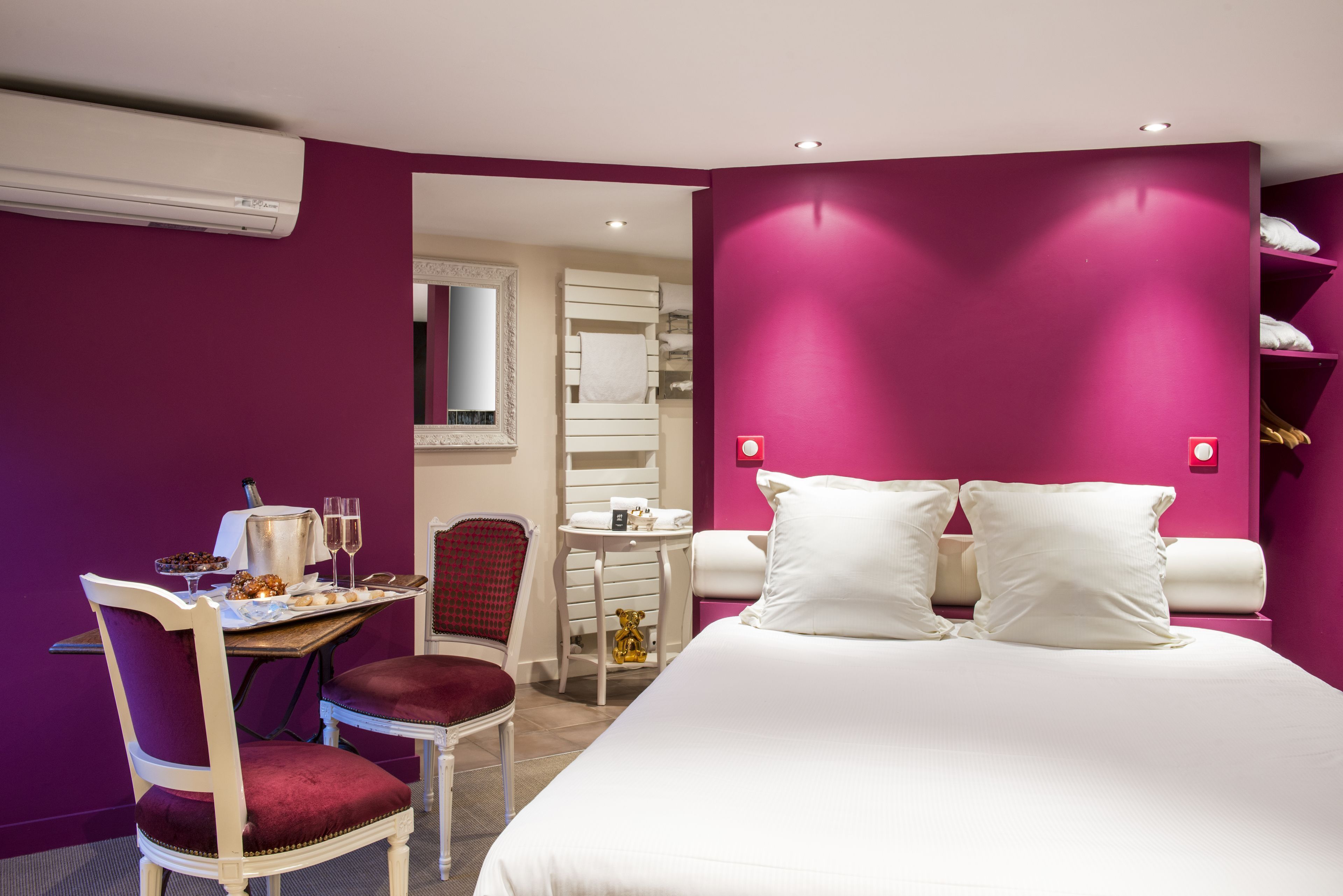 Premium bedding, minibar, individually decorated, individually furnished