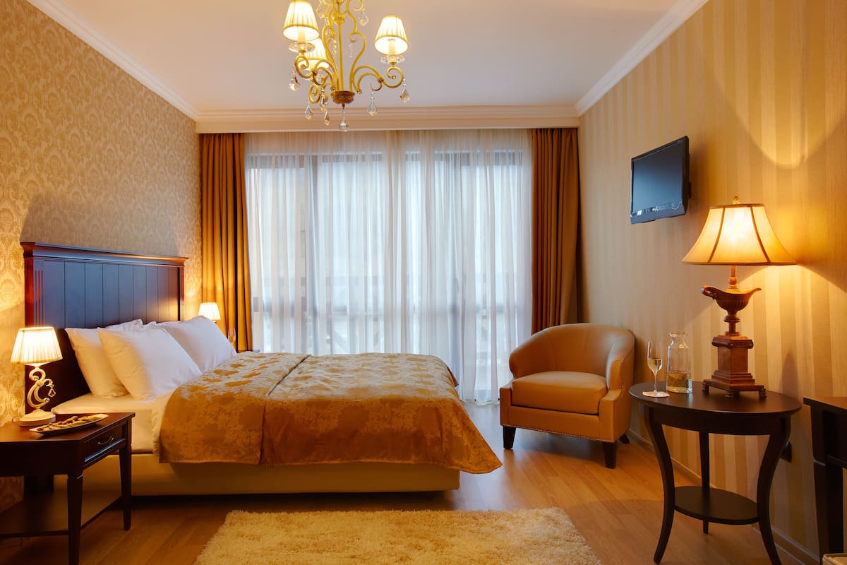 Alpine Executive Room | Minibar, in-room safe, individually decorated, individually furnished