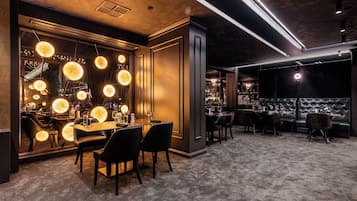 2 restaurants, breakfast, lunch, dinner served; international cuisine