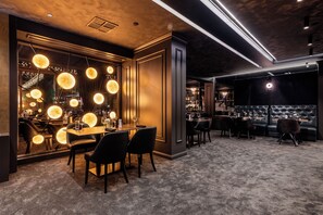 2 restauranter; serverer morgenmad, frokost og internationale retter