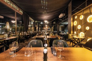 2 Restaurants, Frühstück, Mittagessen, Abendessen, internationale Küche