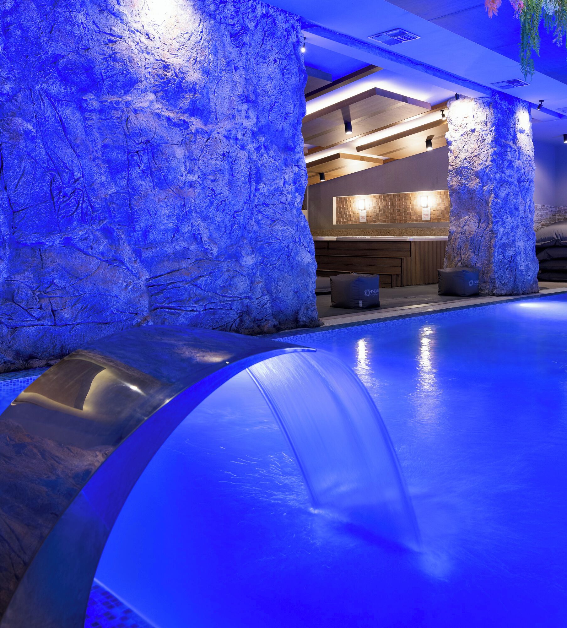 3 piscines couvertes, 2 piscines extérieures