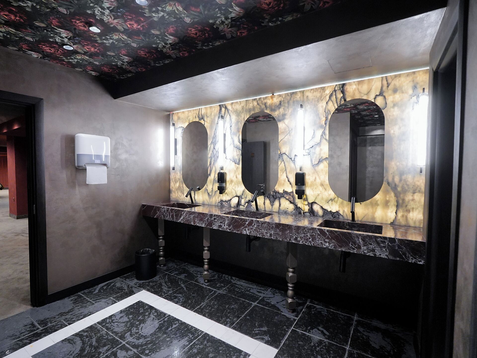 Lobby-lounge