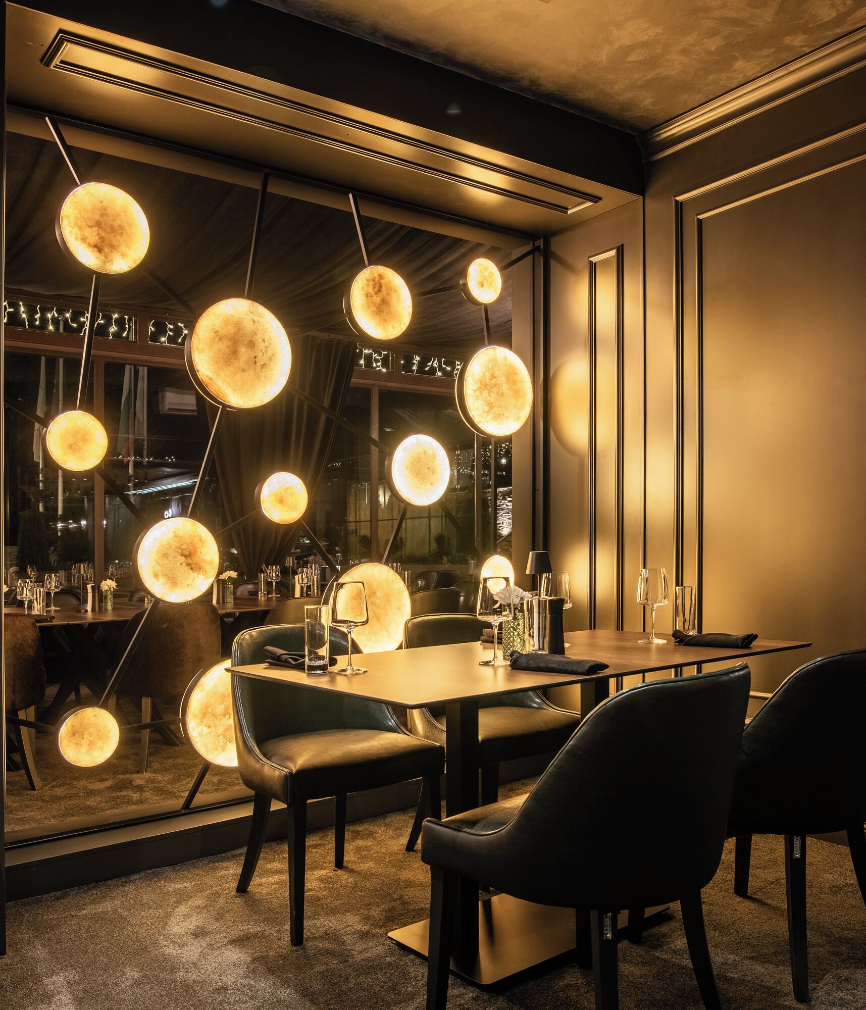 2 restaurants, breakfast, lunch, dinner served; international cuisine