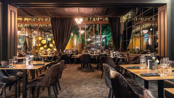 2 restaurants, breakfast, lunch, dinner served; international cuisine