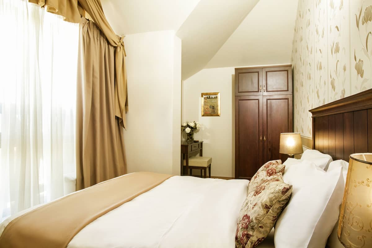 Deluxe Apartment | Minibar, in-room safe, individually decorated, individually furnished
