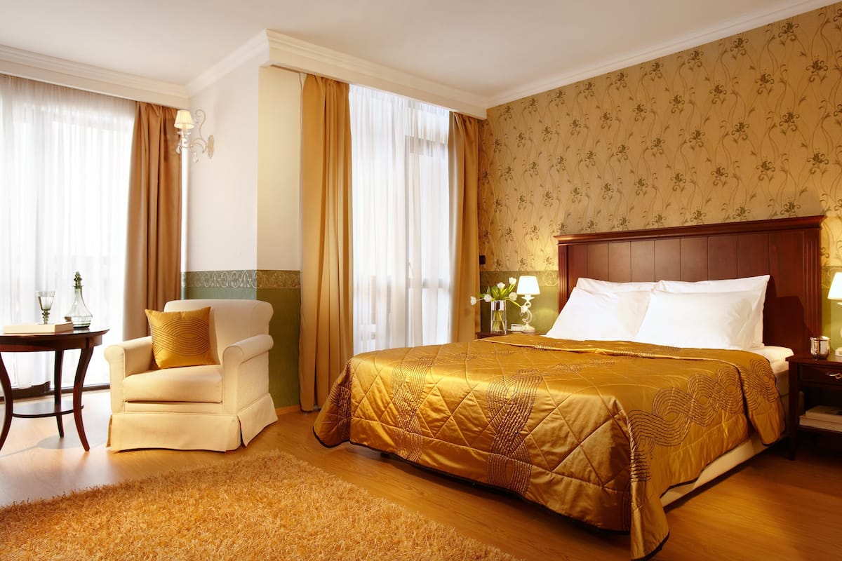 Deluxe Room | Minibar, in-room safe, individually decorated, individually furnished