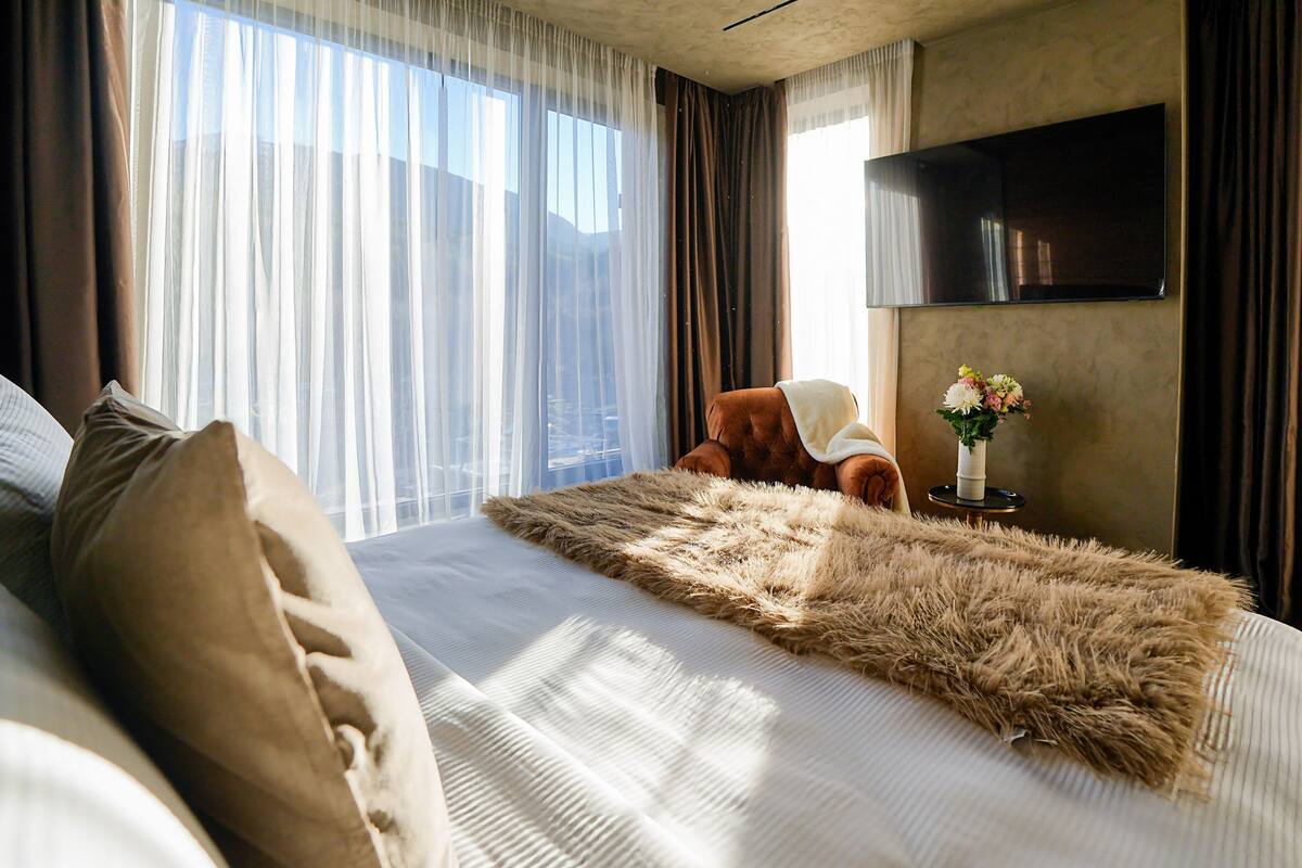 Dubbelrum (Alpine Deluxe Room, Mountain View) | Sängtillbehör av högsta kvalitet och minibar
