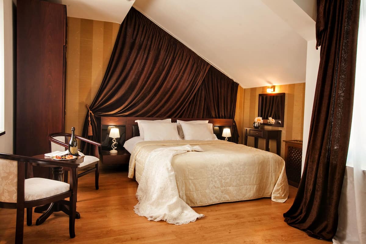 Honeymoon Suite, 1 Double Bed, Hot Tub, Mountain View | Minibar, in-room safe, individually decorated, individually furnished