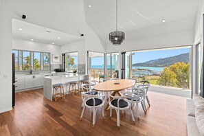 Villa Présidentielle | Coffres-forts dans les chambres, bureau