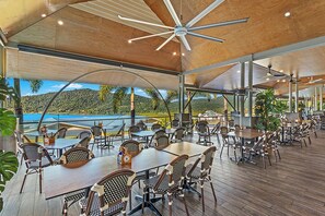 Breakfast, lunch, dinner served; Asian cuisine, ocean views - Club Wyndham Airlie Beach (Airlie Beach)