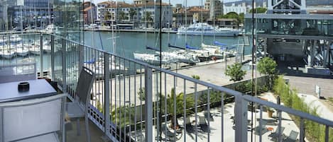Privilege, Chambre, 1 lit double, terrasse, vue sur la mer | Literie de qualité, minibar, coffre-fort, bureau