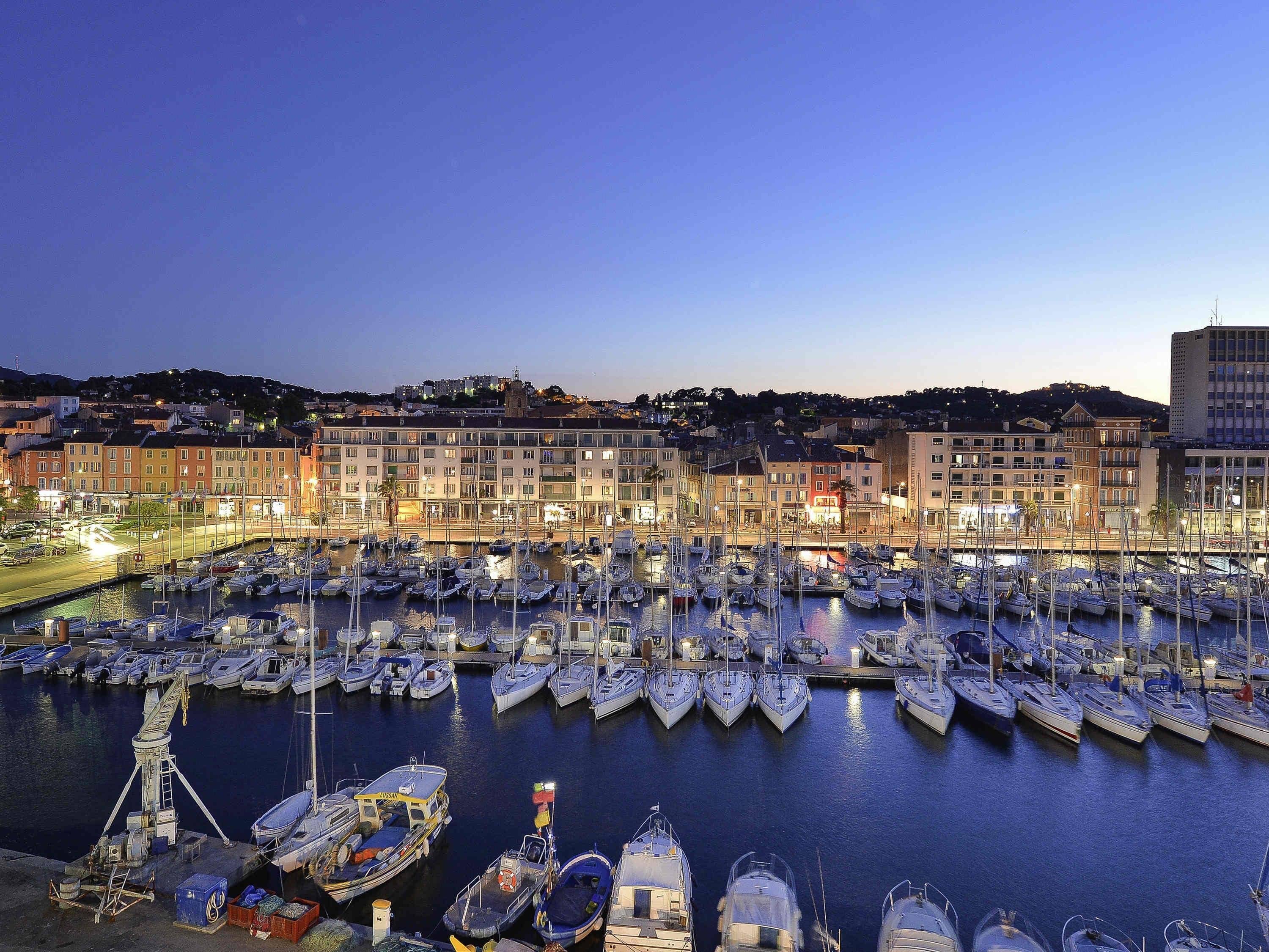 Standard-huone, 1 parisänky | Ylelliset vuodevaatteet, minibaari, tallelokero huoneessa, työpöytä