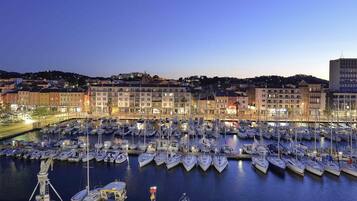 Standard Room, 1 Katil Kelamin (Double) | Peralatan tempat tidur premium, bar mini, peti besi dalam bilik, meja