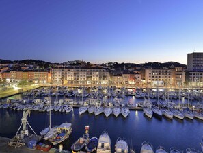 Quarto standard, 1 cama de casal | Roupas de cama premium, frigobar, cofres nos quartos, escrivaninha