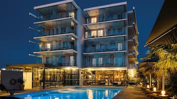 Seasonal outdoor pool, open 6:30 AM to 9:00 PM, sun loungers