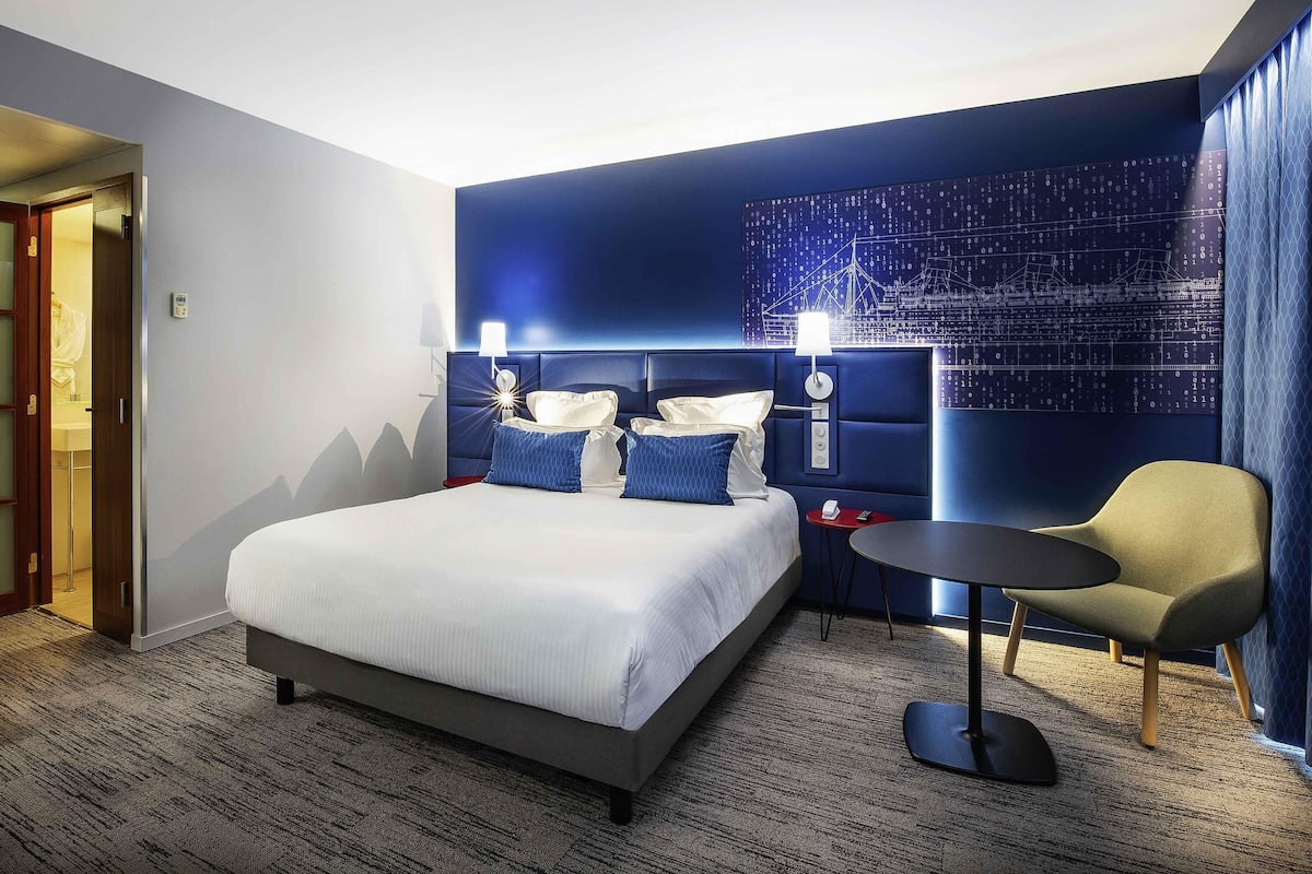 Standard Room, 1 Katil Kelamin (Double) | Peralatan tempat tidur premium, bar mini, peti besi dalam bilik, meja