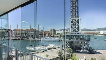 Luxe beddengoed, een minibar, een kluis op de kamer, een bureau
