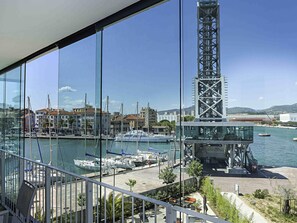 Sengetøy av topp kvalitet, minibar, safe på rommet og skrivebord